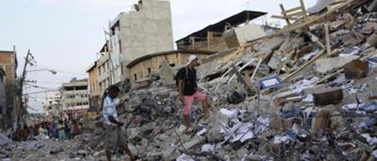 Una de las calles de Portoviejo, con edificios totalmente en ruinas.