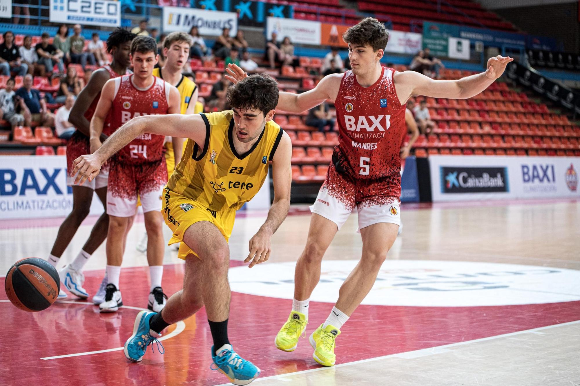 Imatges de la final de la Super Copa masculina entre el Tenea Esparreguera i el Bàsquet Manresa B