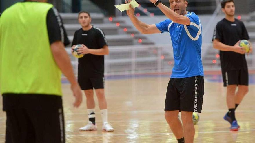 Quique Domínguez dirigiendo un entrenamiento durante esta semana. // Gustavo Santos