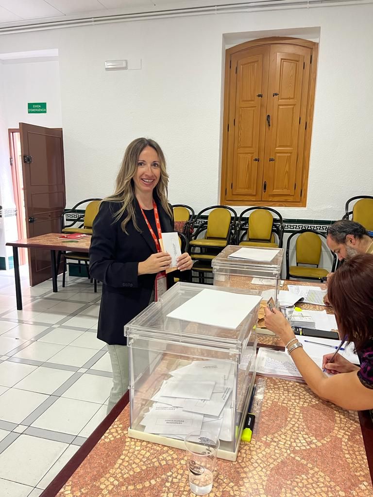 Cristina Civera, alcaldesa de Museros y candidata por el PSPV, que ha votado a las 10 horas en les�Escoles�Velles.jpg