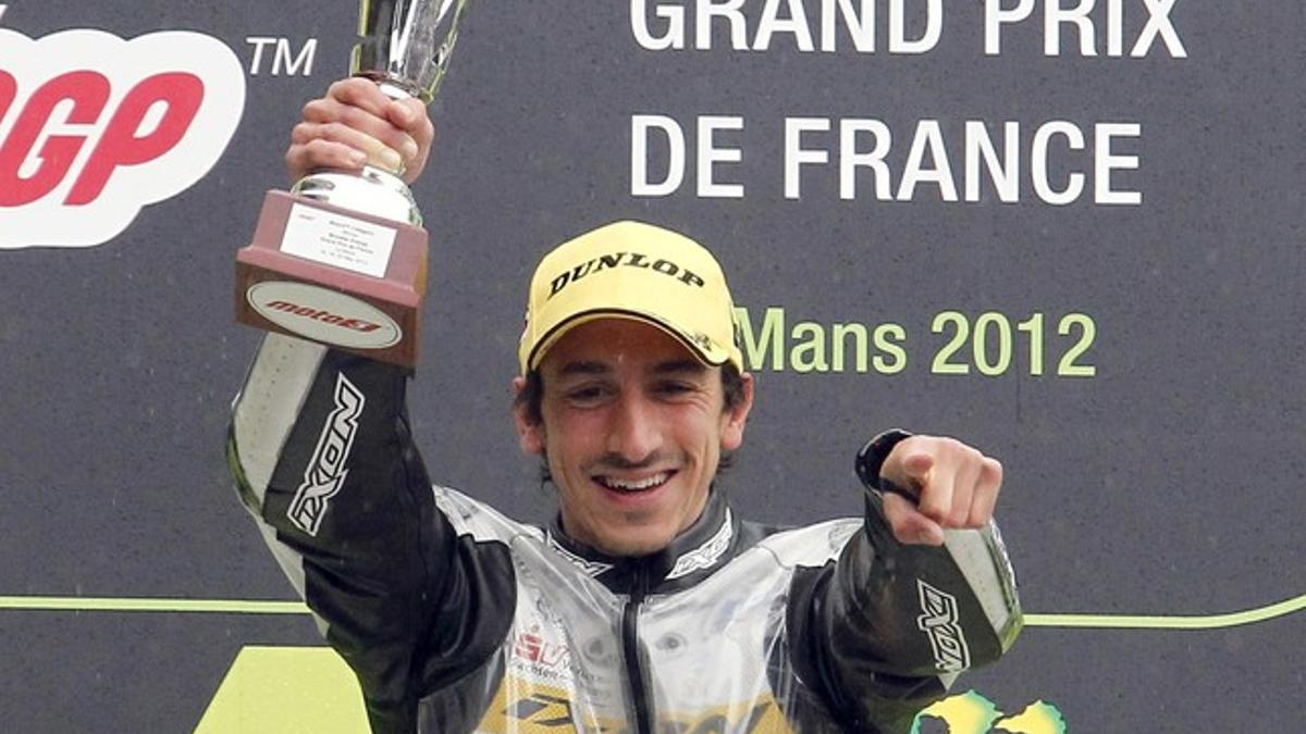 Louis Rossi celebra en el podio su victoria en Moto3 en Le Mans