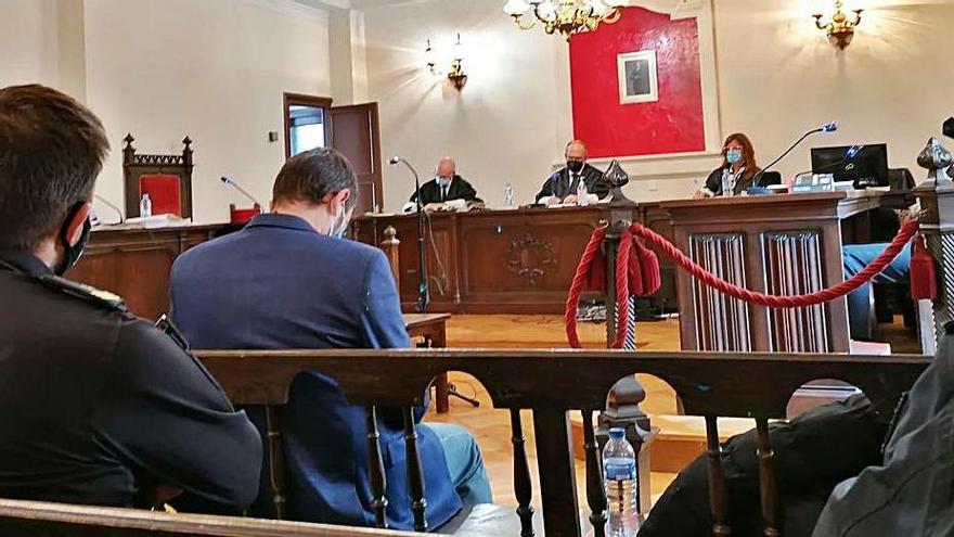 El acusado de agresión sexual a una menor en la última sesión del juicio celebrado en la Audiencia Provincial. | S. A.