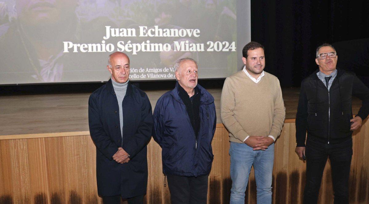 Segundo desde la izquierda, Juan Echanove en Vilanova de Arousa al recibir en 2024 el premio Miau de la Asociación Amigos de Valle-Inclán.