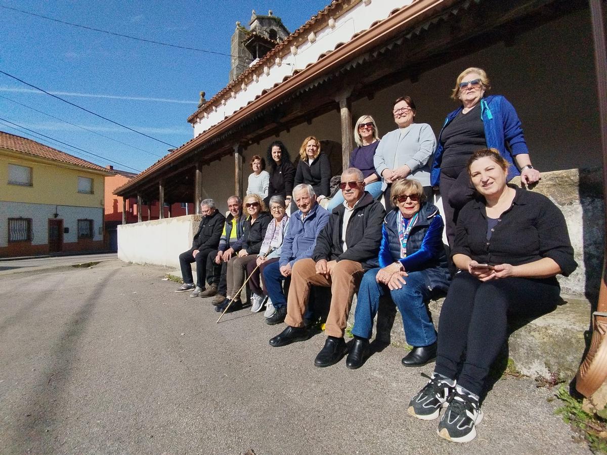 Vecinos de La Mata en el cabildo de la iglesia, atrás, por la izquierda, Libertad García, Rebeca Gala, Carmen Fernández, Andrea Fernández, Manuela Fernández y Mariló Areces. En el mismo orden, sentados abajo, Octavio Álvarez, Ramiro Vázquez, Luzdivina Vázquez, María Jesús Fernández, José Luis Álvarez, Manuela Álvarez y Mónica Estrada.