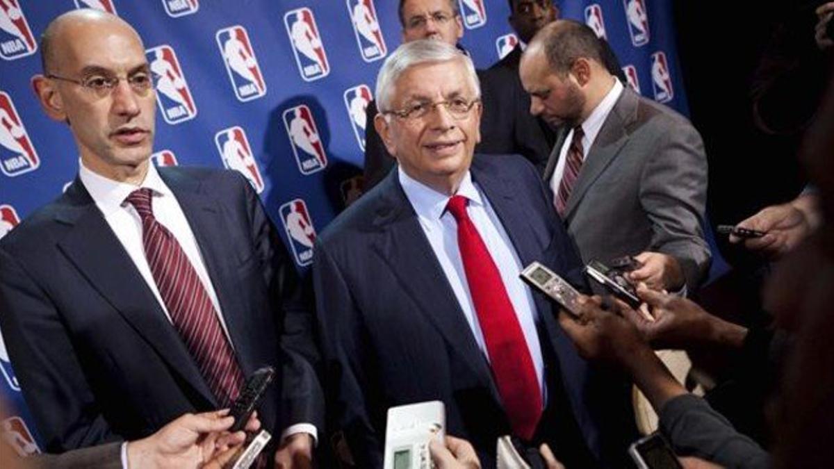 David Stern (con corbata roja) atiende a la prensa acompañado por su sucesor, Adam Silver, en el 2011.