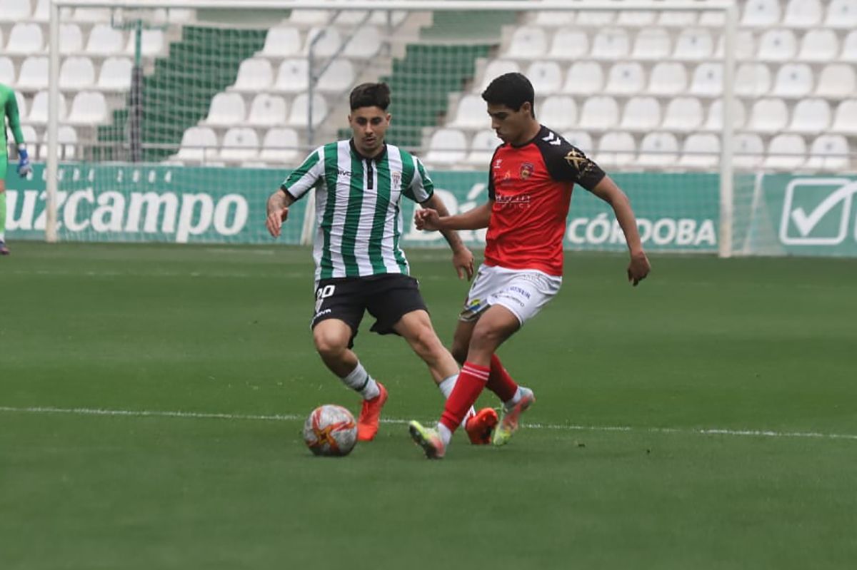 Las imágenes del derbi entre el Córdoba B y el Salerm Puente Genil