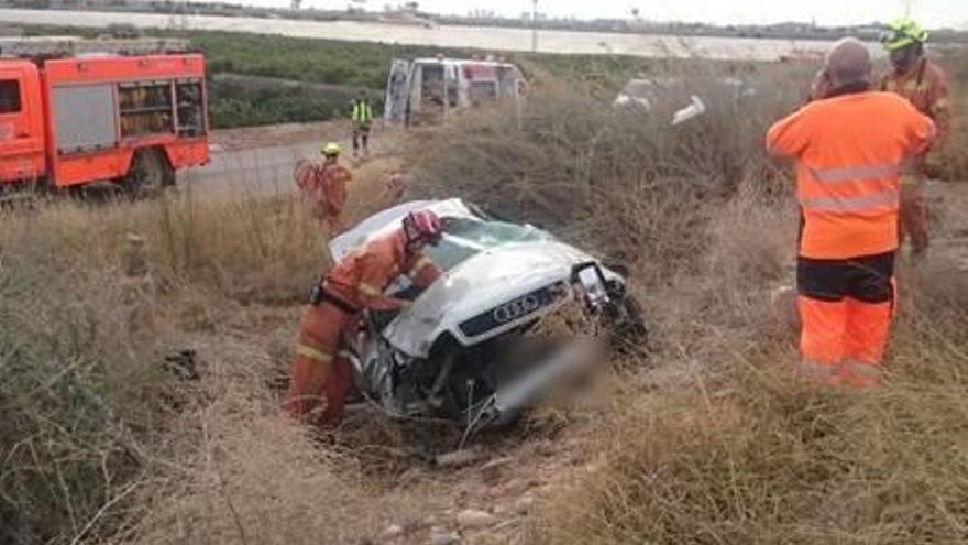 Un conductor pasa toda la noche atrapado tras volcar en Sagunt