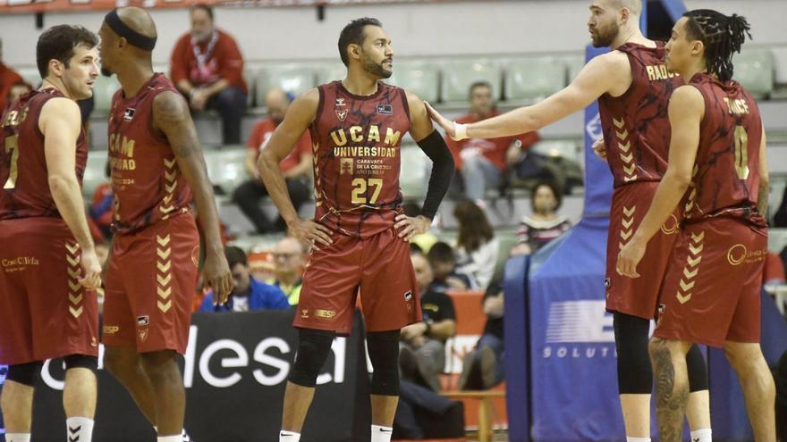 Los jugadores del UCAM Murcia CB durante un partido en el Palacio esta temporada.  | JUAN CARLOS CAVAL