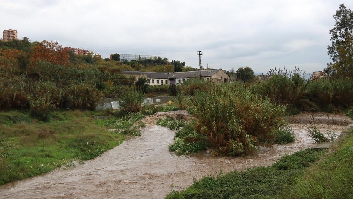 El Ayuntamiento cierra el paso al río Ripoll por el temporal de lluvia.