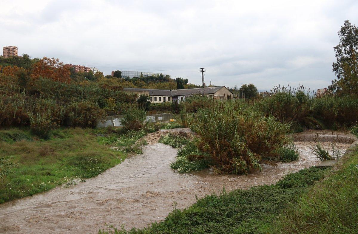 El Ayuntamiento cierra el paso al río Ripoll por el temporal de lluvia. 