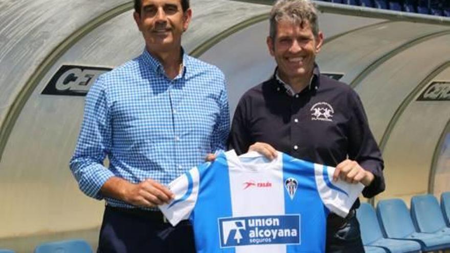 Toni Aparicio, ayer, junto al presidente Juan Serrano en el banquillo del campo de El Collao.