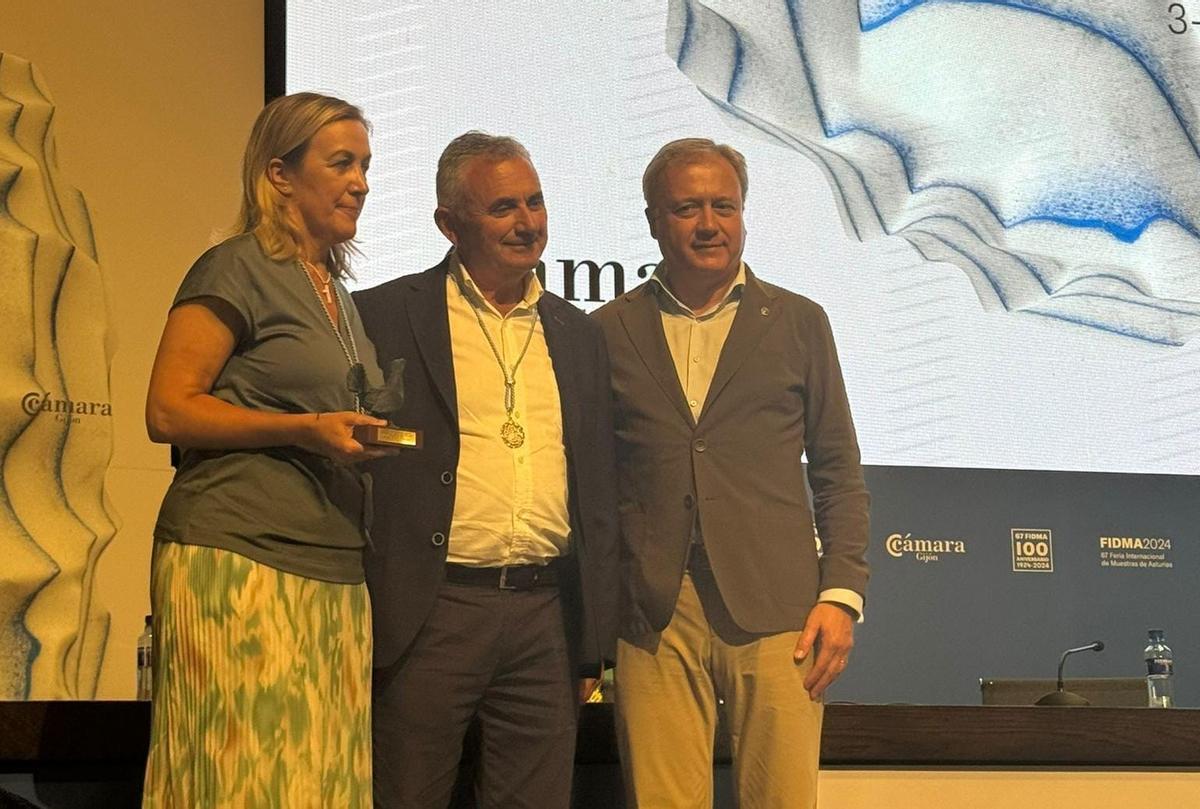 Carmen de Aspe junto a Juan Carlos Rodríguez, tras recoger el galardón.