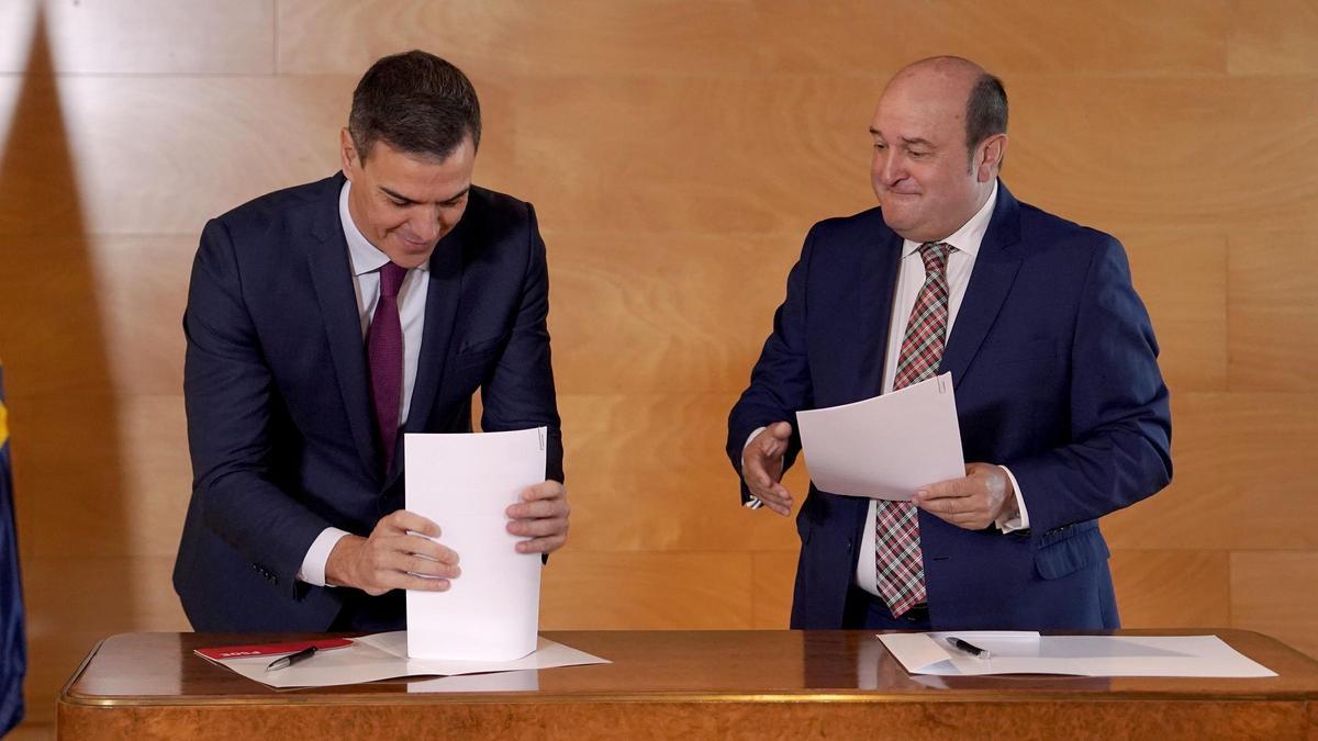 El presidente del Gobierno, Pedro Sánchez, y el presidente del PNV, Andoni Ortuzar, durante la firma del acuerdo de investidura.