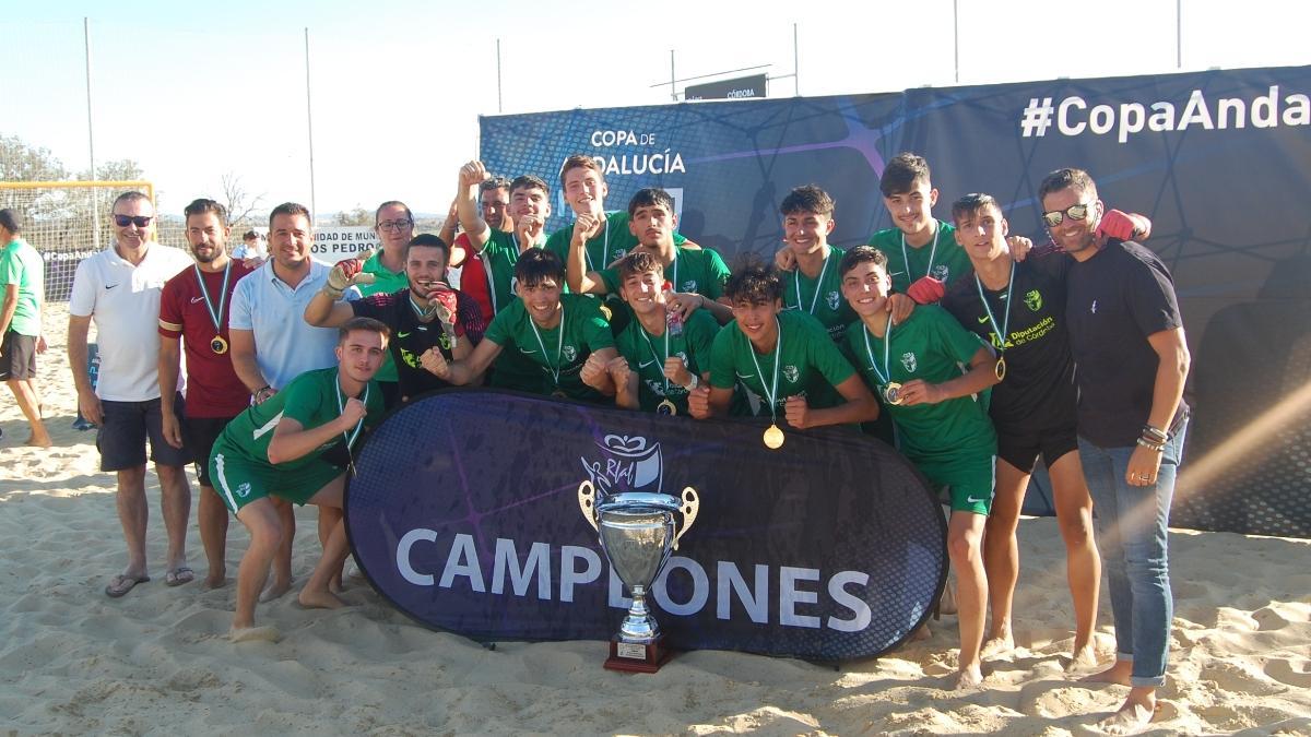 La selección cordobesa juvenil de fútbol playa celebra la victoria en el campeonato andaluz.