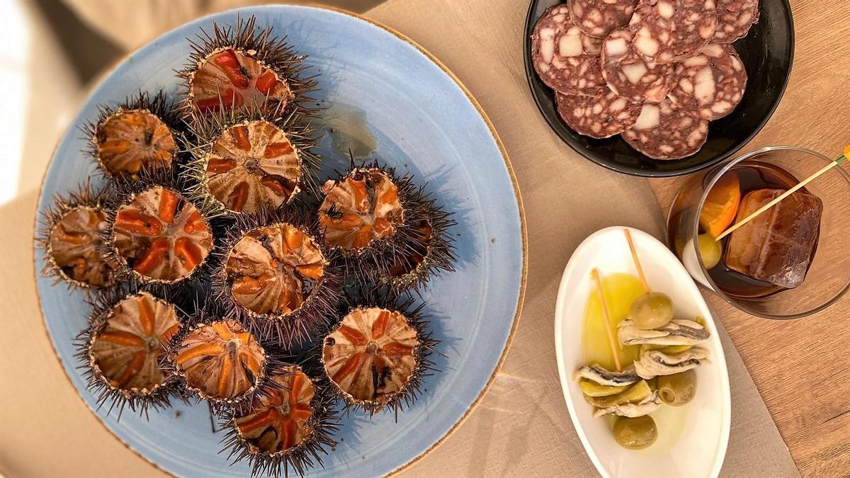 Erizos con butifarra negra y vermut del menú de Garoinada del restaurante del Hostal La Llagosta (Llafranc).