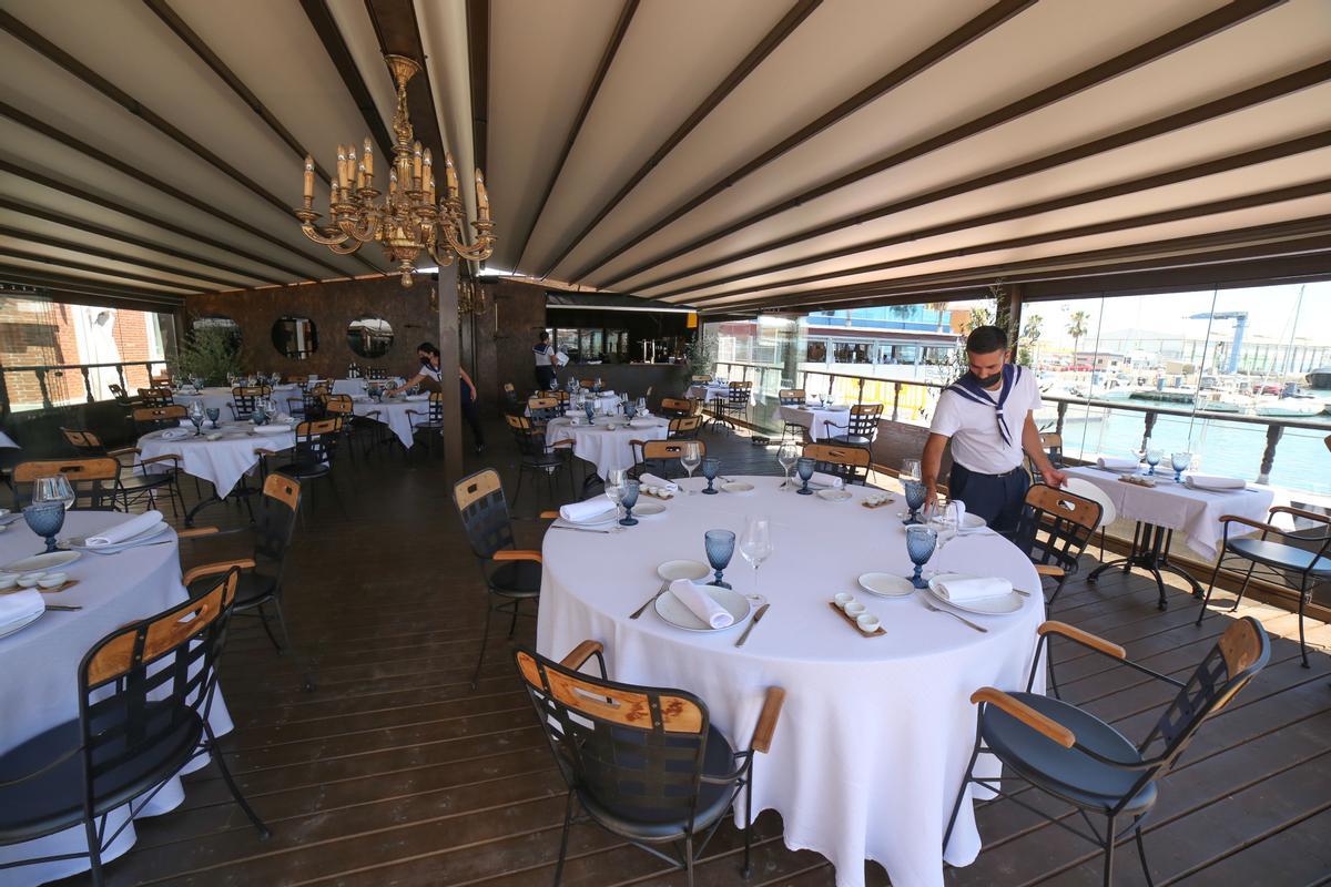 Buenos vinos, sabrosos platos y un entorno único en la ciudad para disfrutar de la gastronomía aire libre frente al mar.