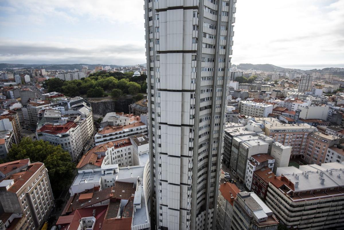 Vista del entorno de la torre Costa Rica. |  Casteleiro