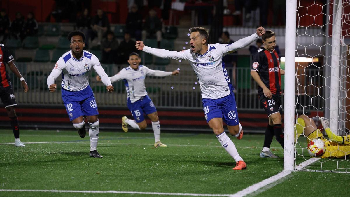 Aitor Sanz celebra su gol de Gobela.