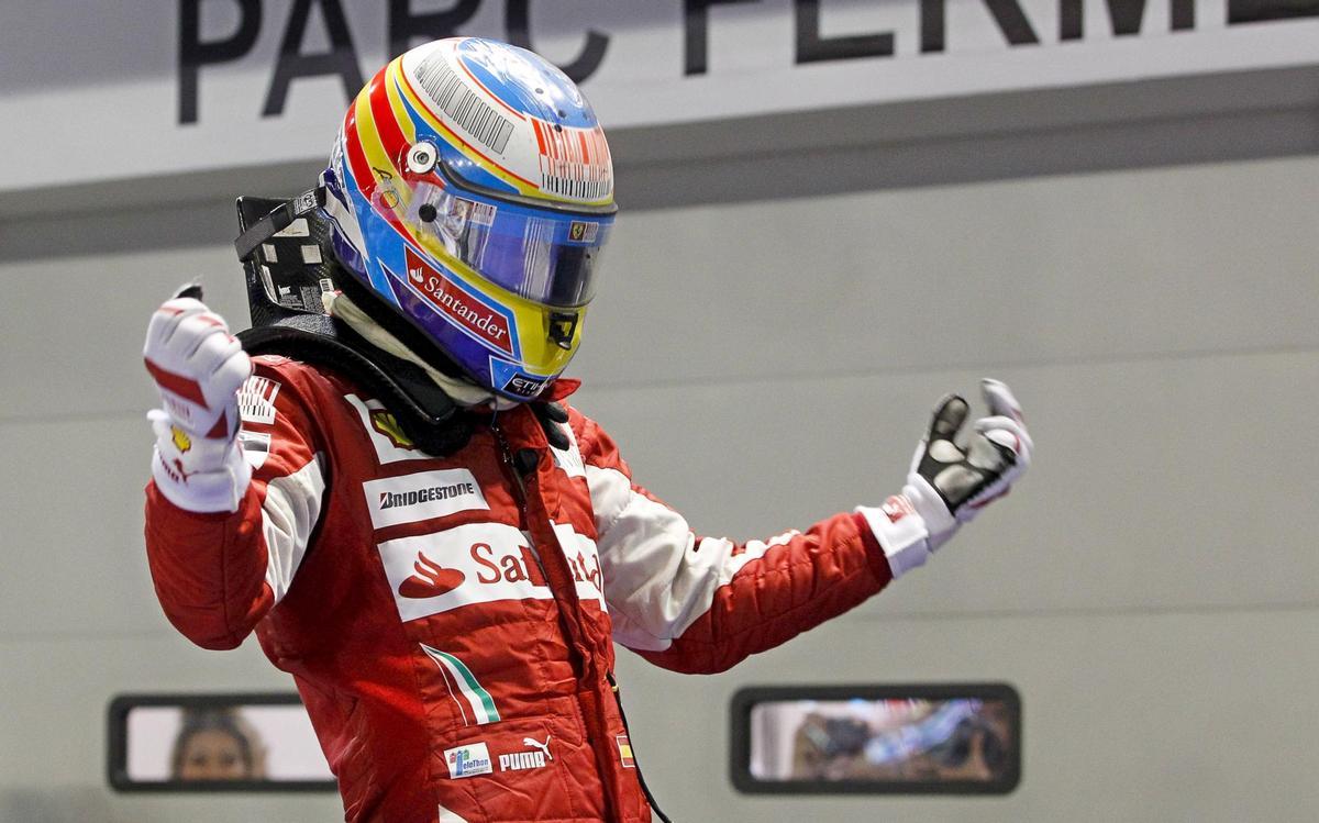 El piloto asturiano celebra su victoria en Singapur en 2010 con Ferrari