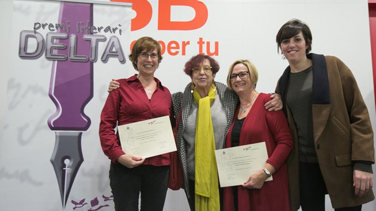 Maruja Torres junto a las ganadoras del VIII Premio Delta de narrativa en Sant Boi.