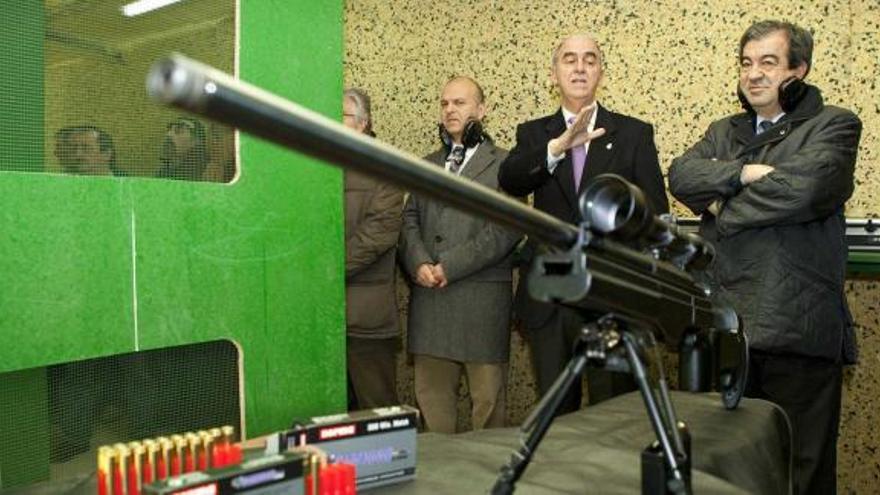 Álvarez-Cascos, Eduardo Fernández y Pedro Barbillo, frente a un fusil de la galería de doscientos metros.