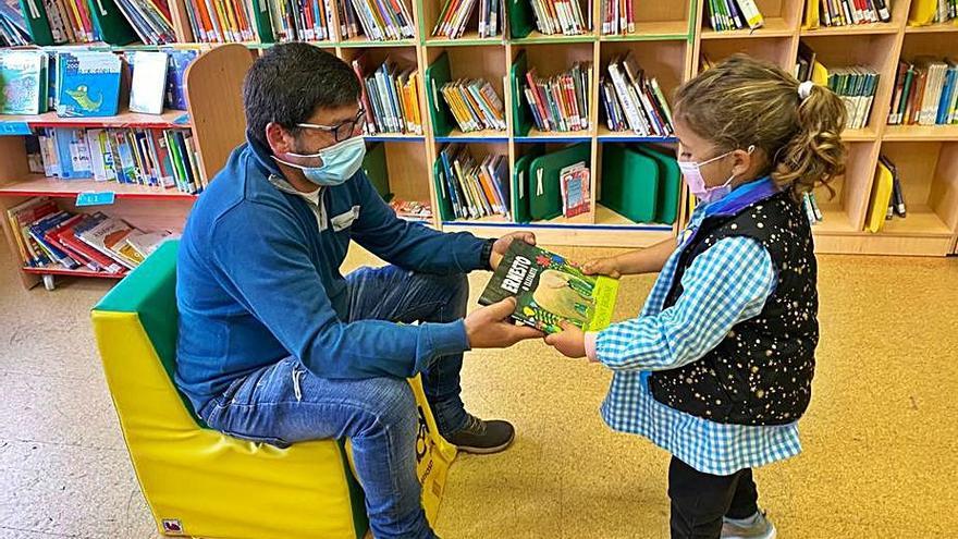 Reparto de libros en centros infantiles de Moaña | FDV