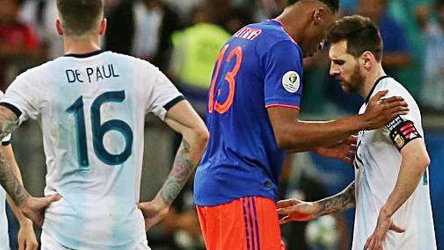 Leo Messi, al final del partit, consolat pel seu excompany Yerry Mina