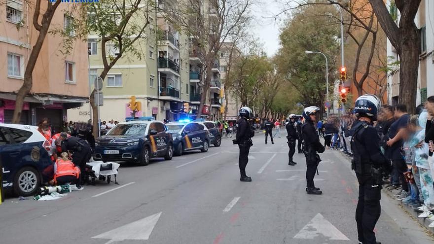 Agentes contienen a los allegados del niño mientras las asistencias atienden al secuestrador.