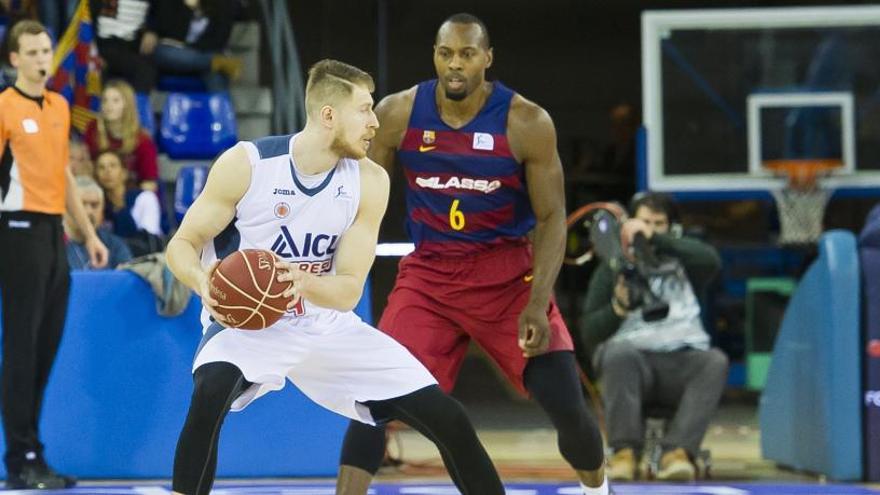 Joe Dorsey (6) defensant el jugador de l&#039;ICL Manresa Patrik Auda.