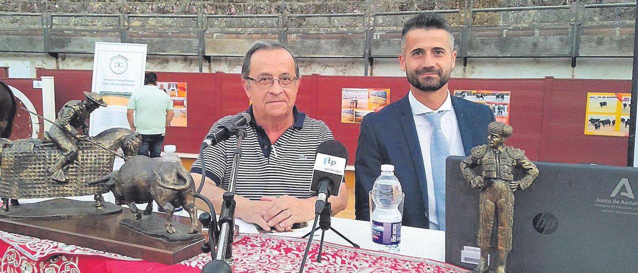 Miguel Forcada, este sábado, junto a Francisco José Gómez, durante el pregón en el Coso de Las Canteras.