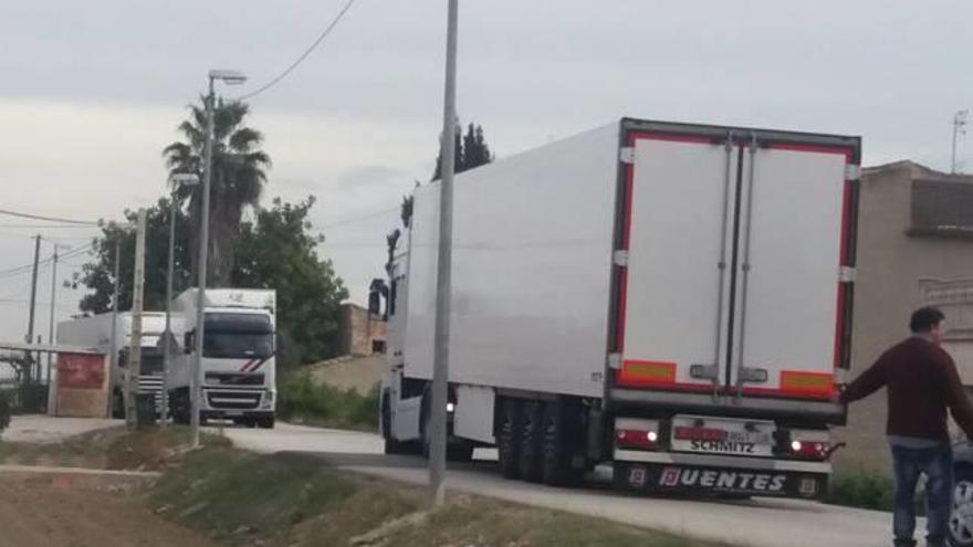 El cruce de camiones obliga a pegarse a las casas.