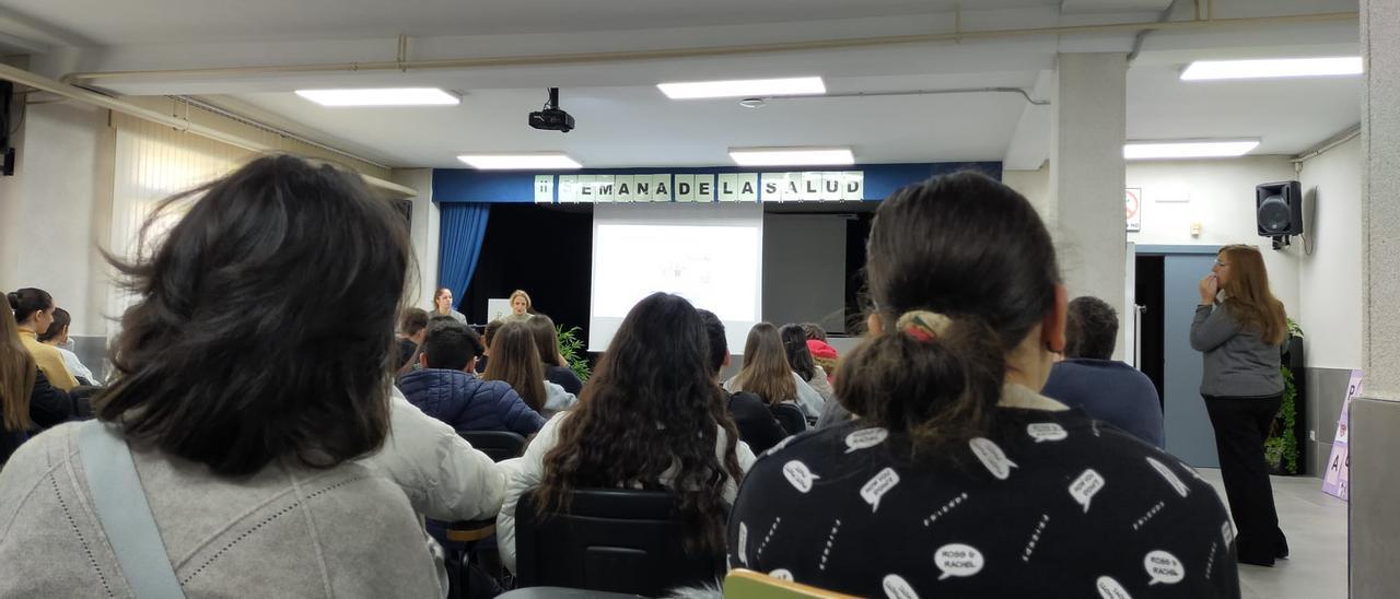 Charla de salud mental en Plasencia a adolescentes de un centro educativo.