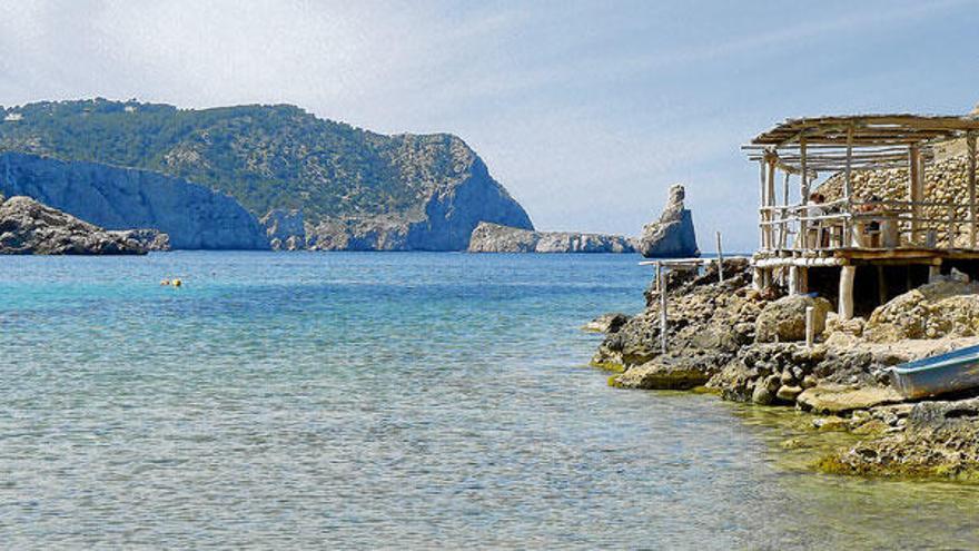 La artificial tamborada de los domingos de verano convierte el paraíso en un estercolero