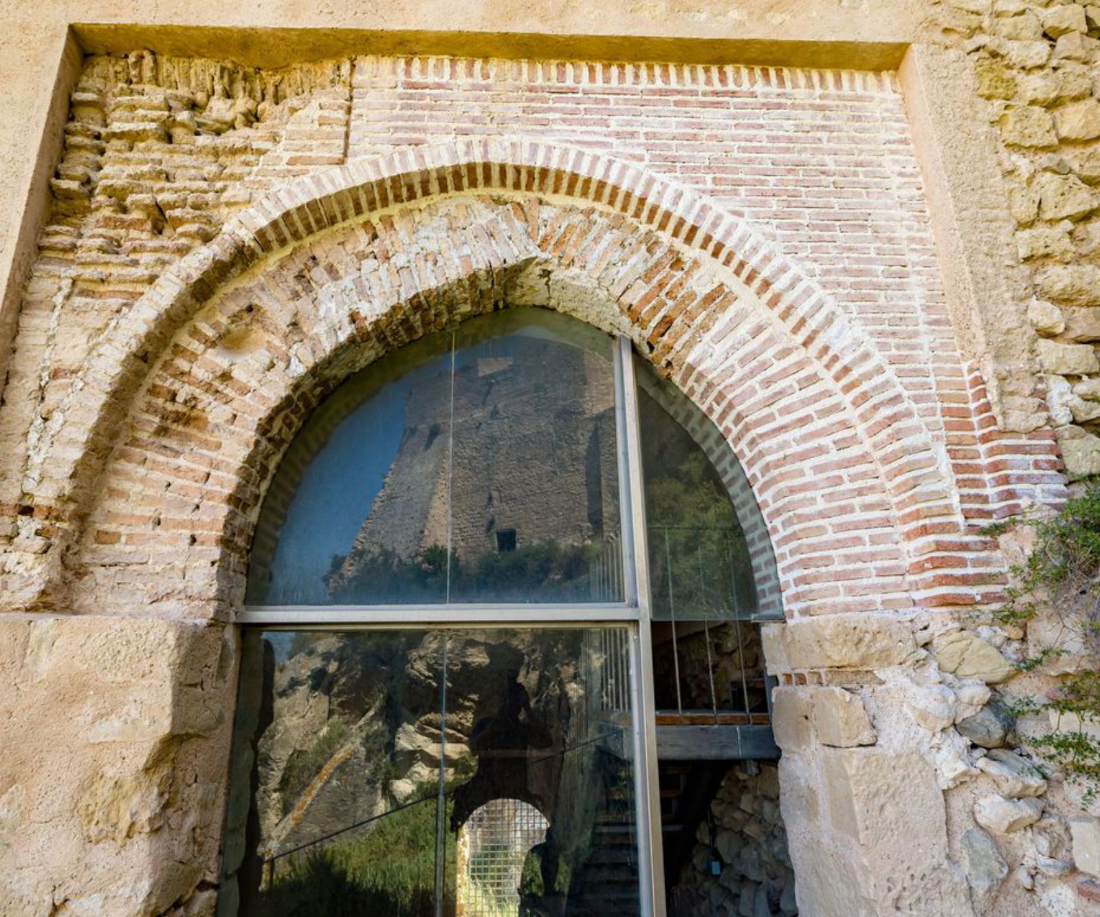 Arco sobre la puerta medieval de la torre de Sant Jordi. | DAVID REVENGA