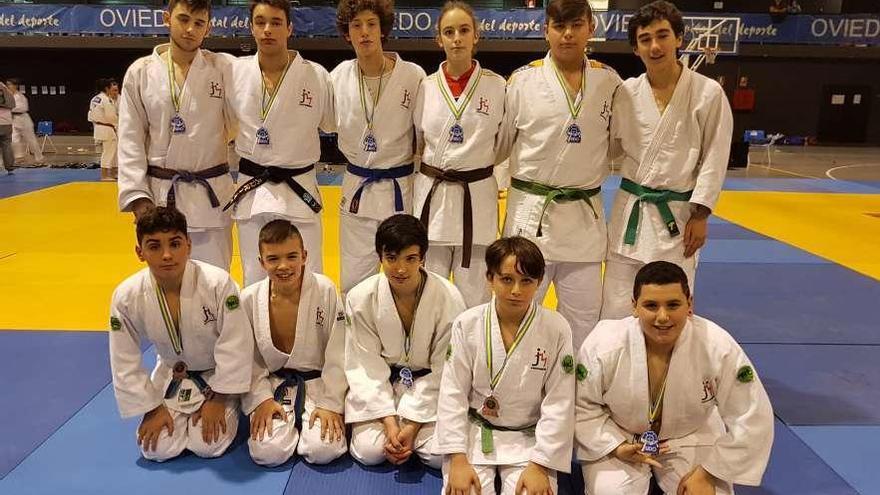 Los judokas del equipo mierense.