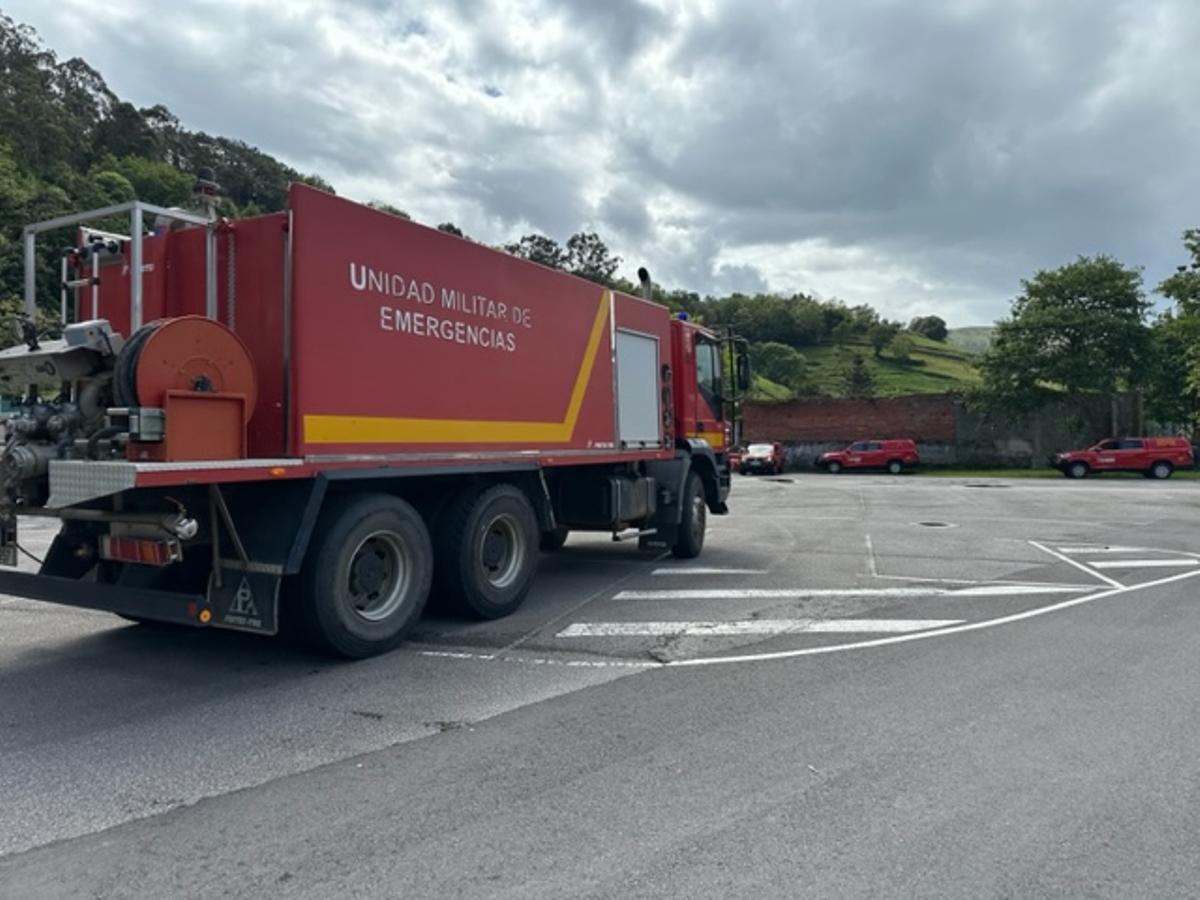 En imágenes: la llegada de la Unidad Millitar de Emergencias (UME) al polideportivo de Luarca
