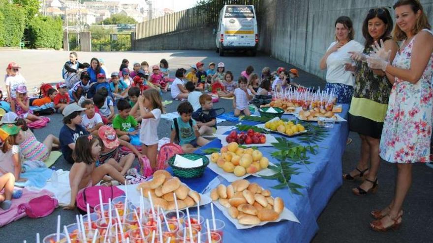 Los pequeños, ayer, durante la actividad Komesán. la opinión