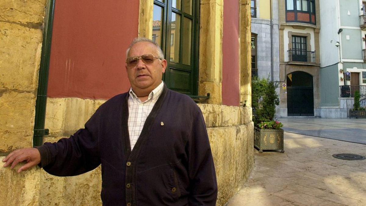 El músico, cuando dirigía el Conservatorio, en la plaza de Trascorrales. | NACHO OREJAS