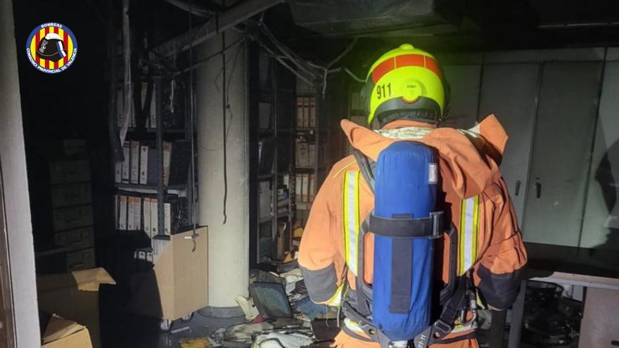 Un incendio en el archivo municipal de Burjassot afecta a fondos y a parte eléctrica