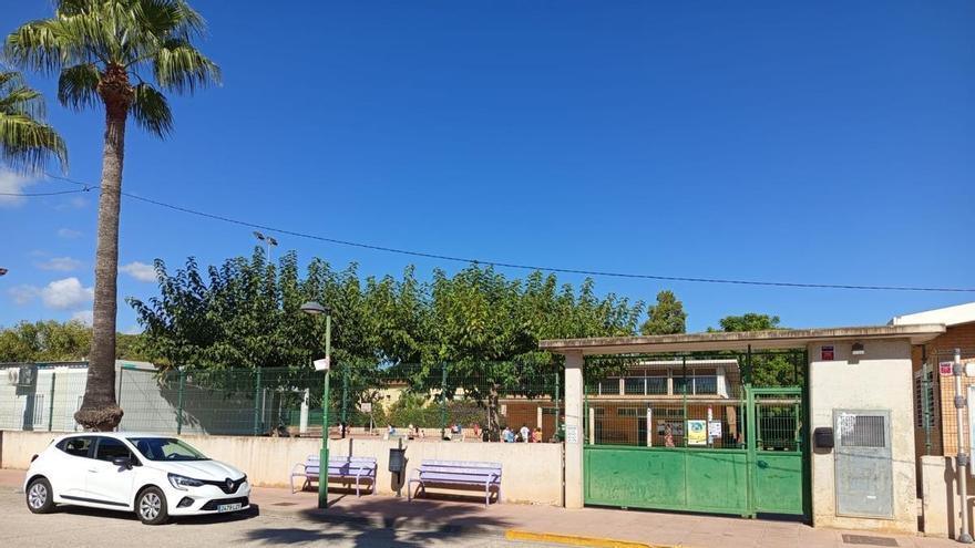 El colegio de Estivella abre el curso con la mitad de sus necesidades de espacio