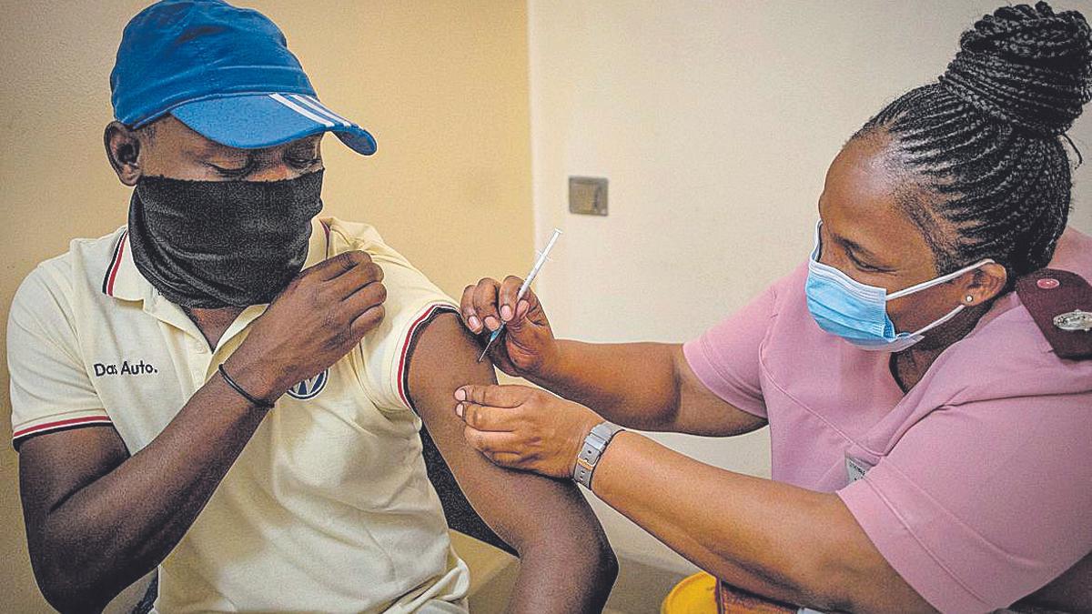 Un hombre recibe la vacuna de covid en Johannesburgo