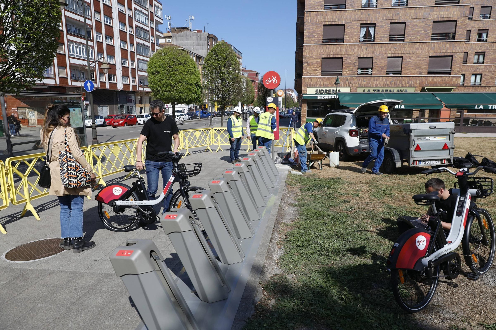 En imágenes: Arranca la instalación de las nuevas estaciones de la red de bicicletas eléctricas en Gijón