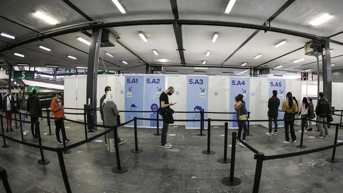 La vacunació repunta a Catalunya amb el debat d’ampliar el passaport Covid
