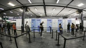 La vacunació repunta a Catalunya amb el debat d’ampliar el passaport Covid