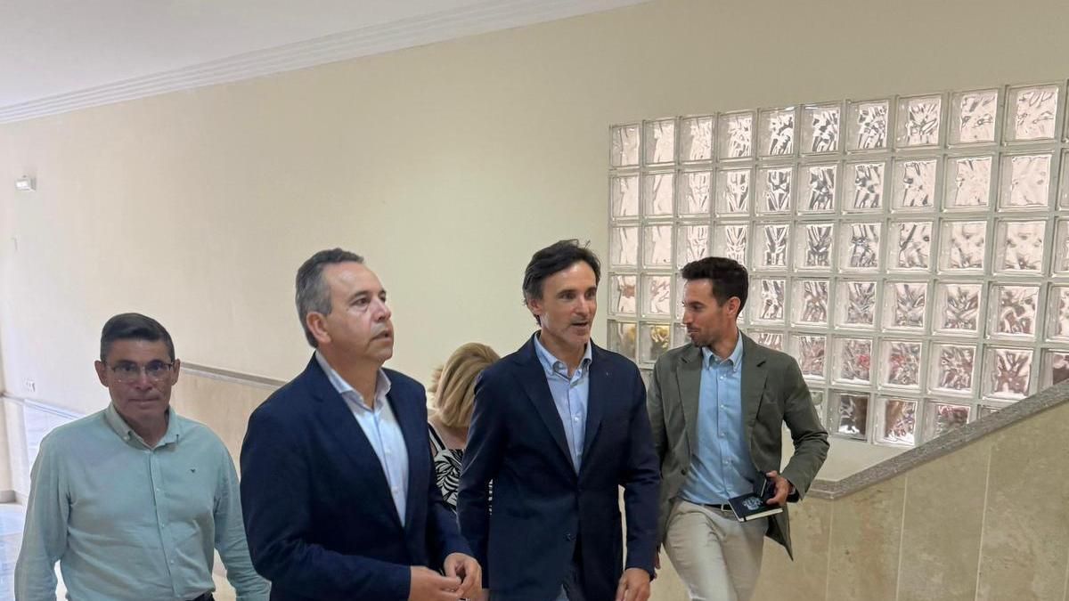 El consejero de Fomento e Infraestructuras, Jorge García Montoro, junto al alcalde de Abanilla, José Antonio Blasco, durante la visita a las viviendas cedidas por la Comunidad Autónoma al municipio para destinarlas a alquiler asequible.