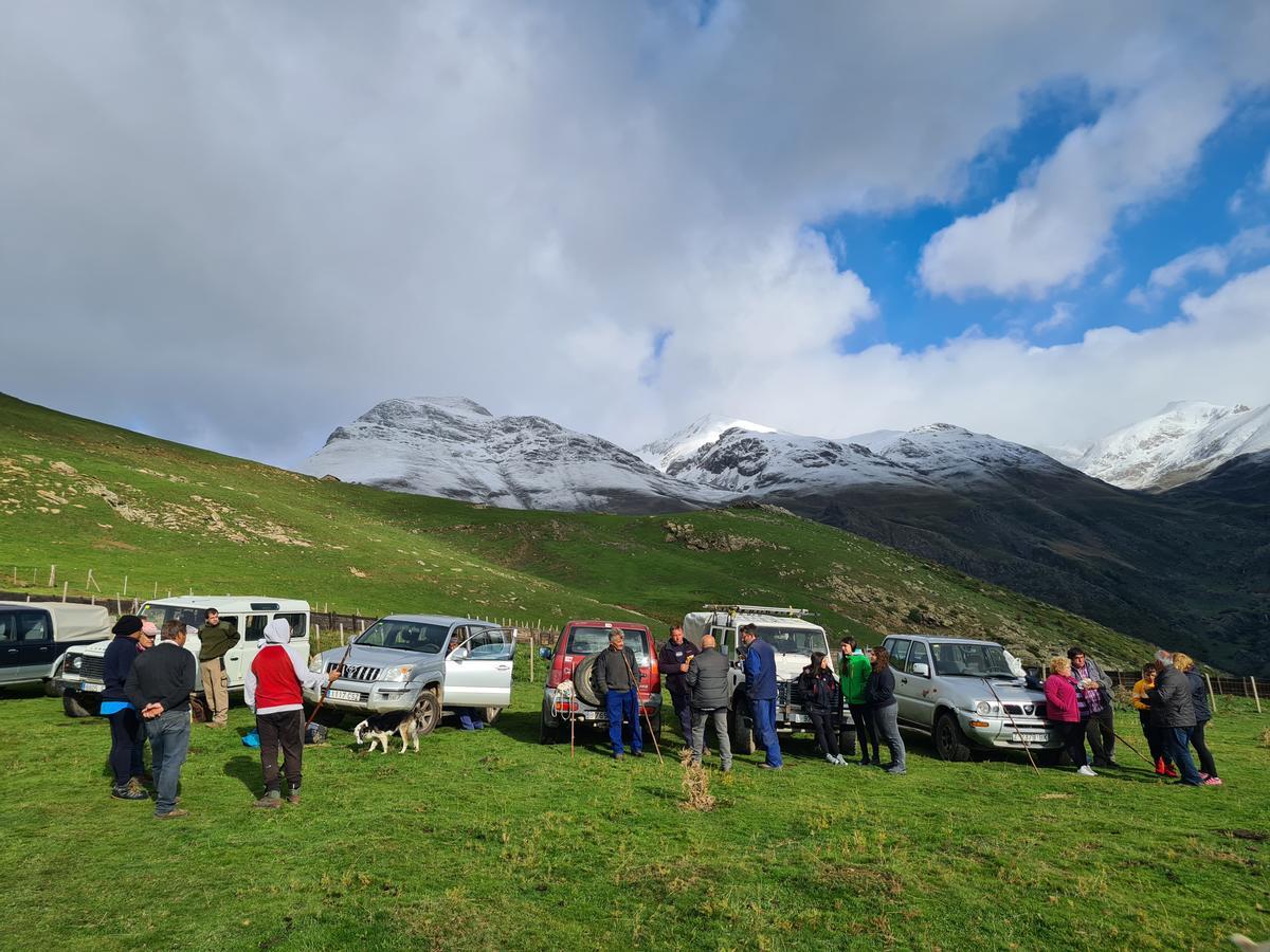 Nieve en las cotas altas de las montañas en el valle de Àssua