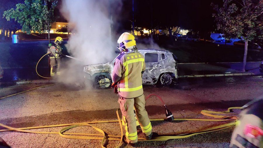 Crema un tot terreny davant la comissaria dels Mossos a Blanes