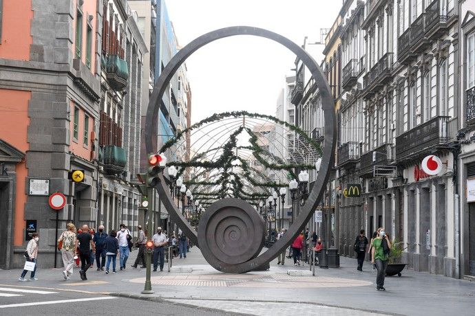 Colocado de alumbrado navideño en Triana