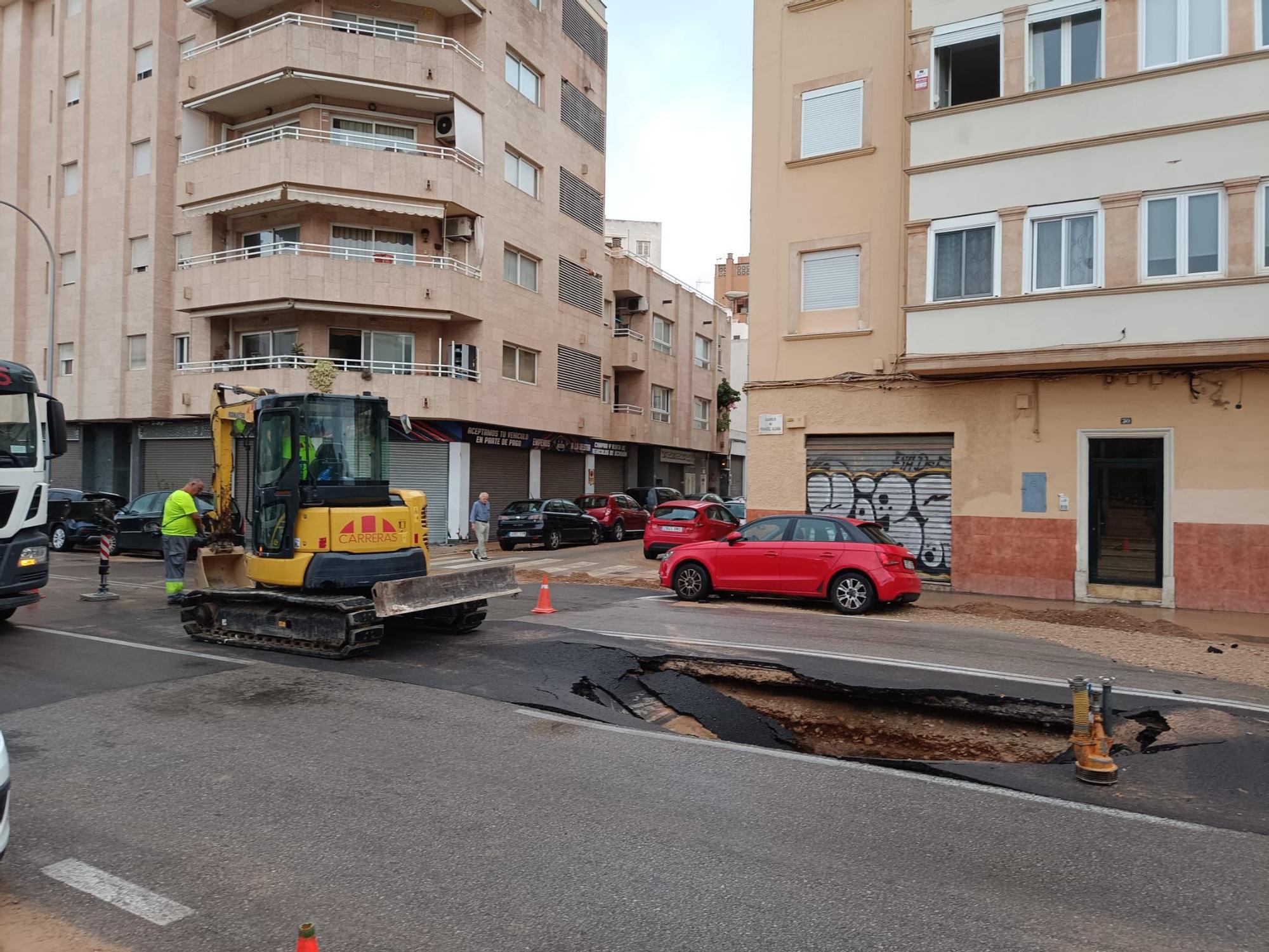 Una avería en una tubería deja sin agua a un centenar de vecinos de la calle Manuel Azaña