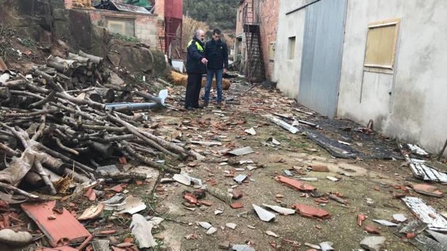 Restes de material escampat pel tornado en una de les edificacions de Cardona més afectades